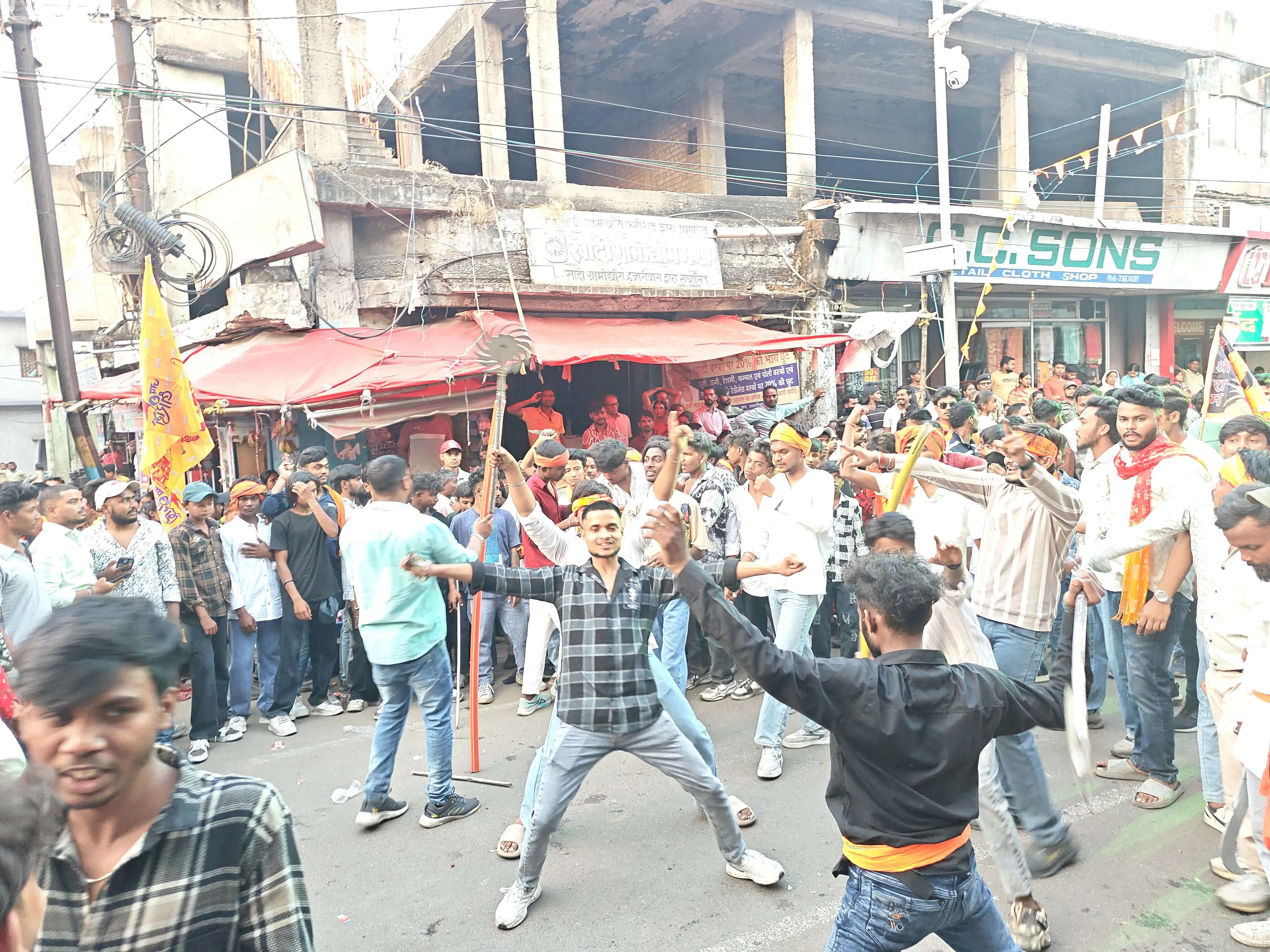 मंगला जुलूस में पारंपरिक अस्त्राें के साथ निकले भगवाधारी