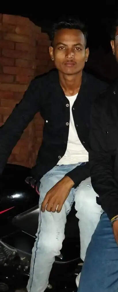 संदिग्ध परिस्थितियों में युवक का शव पेड़ से लटका मिला, परिजनों ने जताई हत्या की आशंका