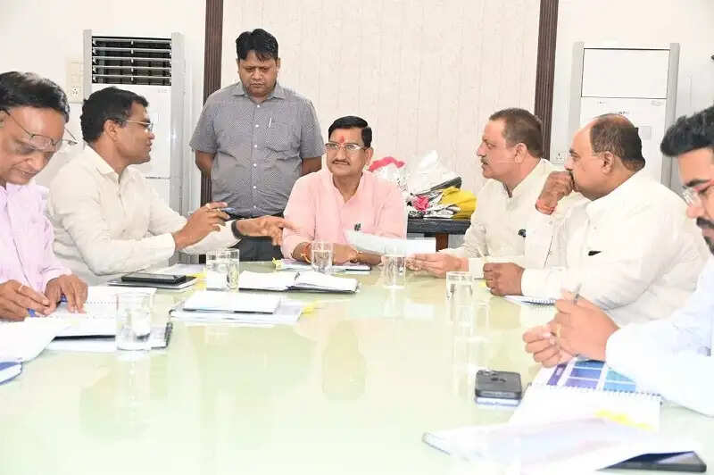 केन्द्रीय मंत्री साहू ने की जबलपुर के विकास के कार्यों की समीक्षा, नवाचारों और बुनियादी विकास को सराहा