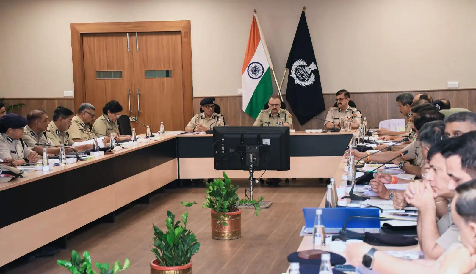 पुलिस मुख्यालय में रेंज समीक्षा बैठक में डीजीपी ने अपराधों पर प्रभावी नियंत्रण, तकनीकी नवाचार और जनसुनवाई पर दिए निर्देश