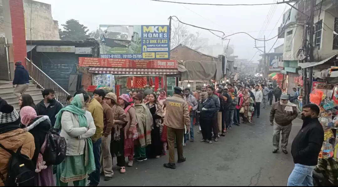 चिंतपूर्णी मां के दरबार आस्था का सैलाब, नववर्ष पर भक्तों ने भरी हाजिरी