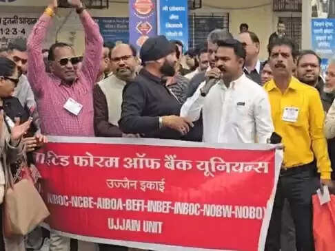 मप्र में बैंककर्मी अपनी मांग को लेकर हड़ताल पर, सात हजार शाखाओं में सेवाएं बाधित