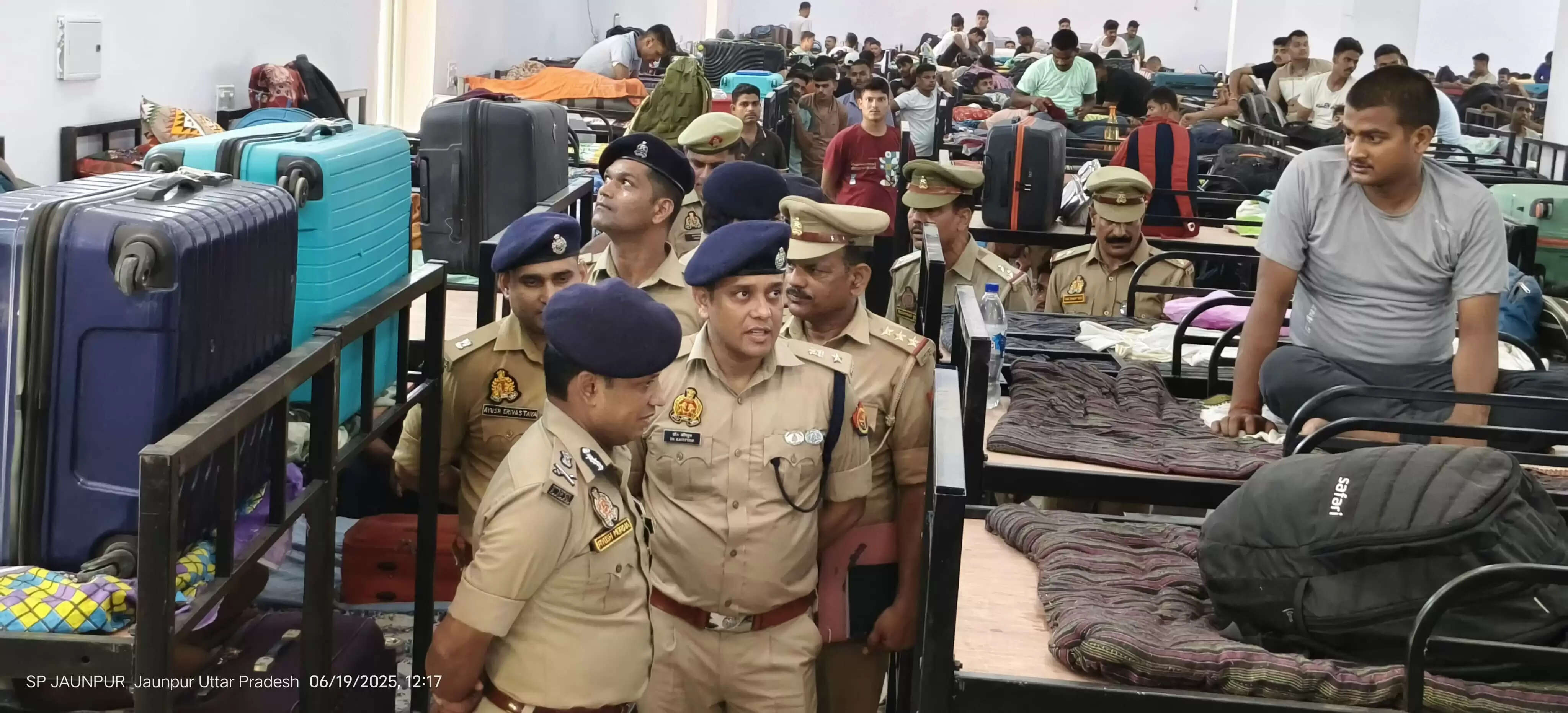 एडीजी वाराणसी पीयूष मोर्डिया ने पुलिस लाइन का किया निरीक्षण, प्रशिक्षु आरक्षियों से की मुलाकात
