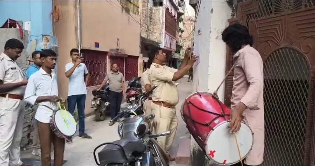 फर्जी डीएसपी बनकर ठगी करने वाले मनोज वर्मा के घर पुलिस ने चिपकाया इश्तिहार,हाजिर न होने पर होगी कुर्की-जब्ती