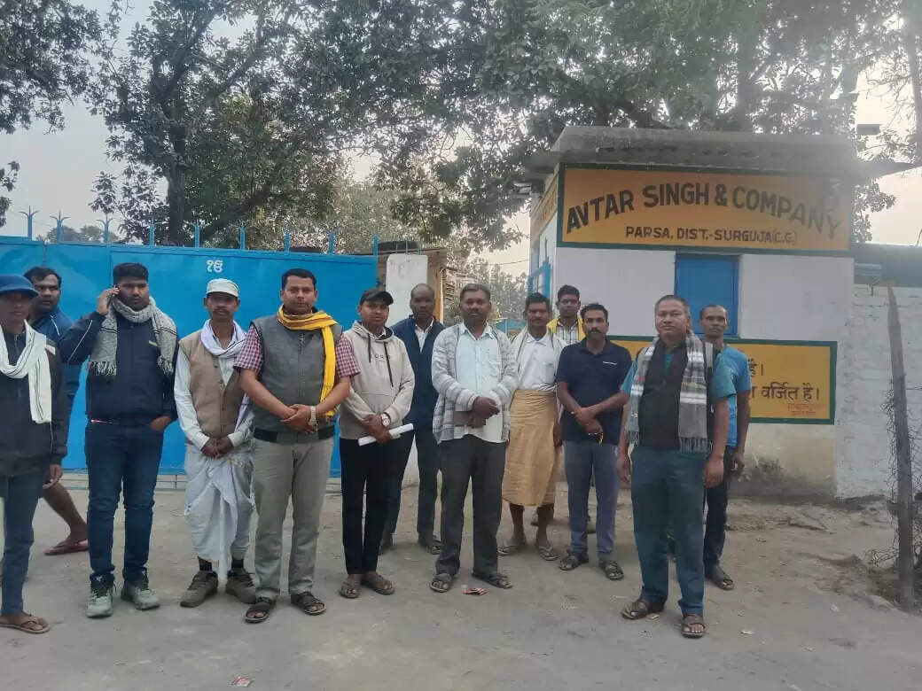 अंबिकापुर: अदानी परियोजनाओं में बाहरी युवाओं को तरजीह, स्थानीयों की अनदेखी पर आंदोलन की चेतावनी