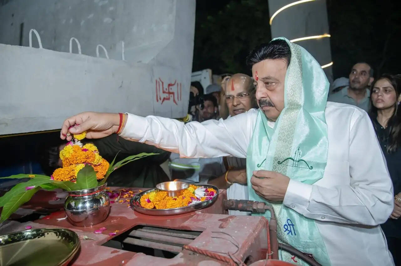 गुरुग्राम मेट्रो के पहले 160 टन वजनी यू-गार्डर को पिलर पर किया लिफ्ट