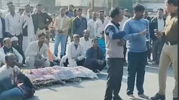 सागर: दुष्कर्म के आरोपी ने की आत्महत्या, परिजनों ने चक्काजाम कर पुलिस पर लगाए गंभीर आरोप