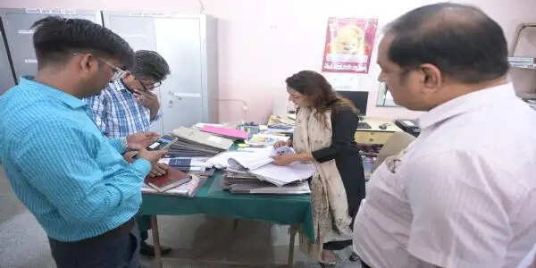 बागपत की जिलाधिकारी ने निर्वाचन वेयरहाउस का लिया जायजा