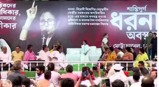 मतदाता सूची विवाद पर धरने पर बैठीं ममता, चुनाव आयोग और भाजपा पर तीखा हमला