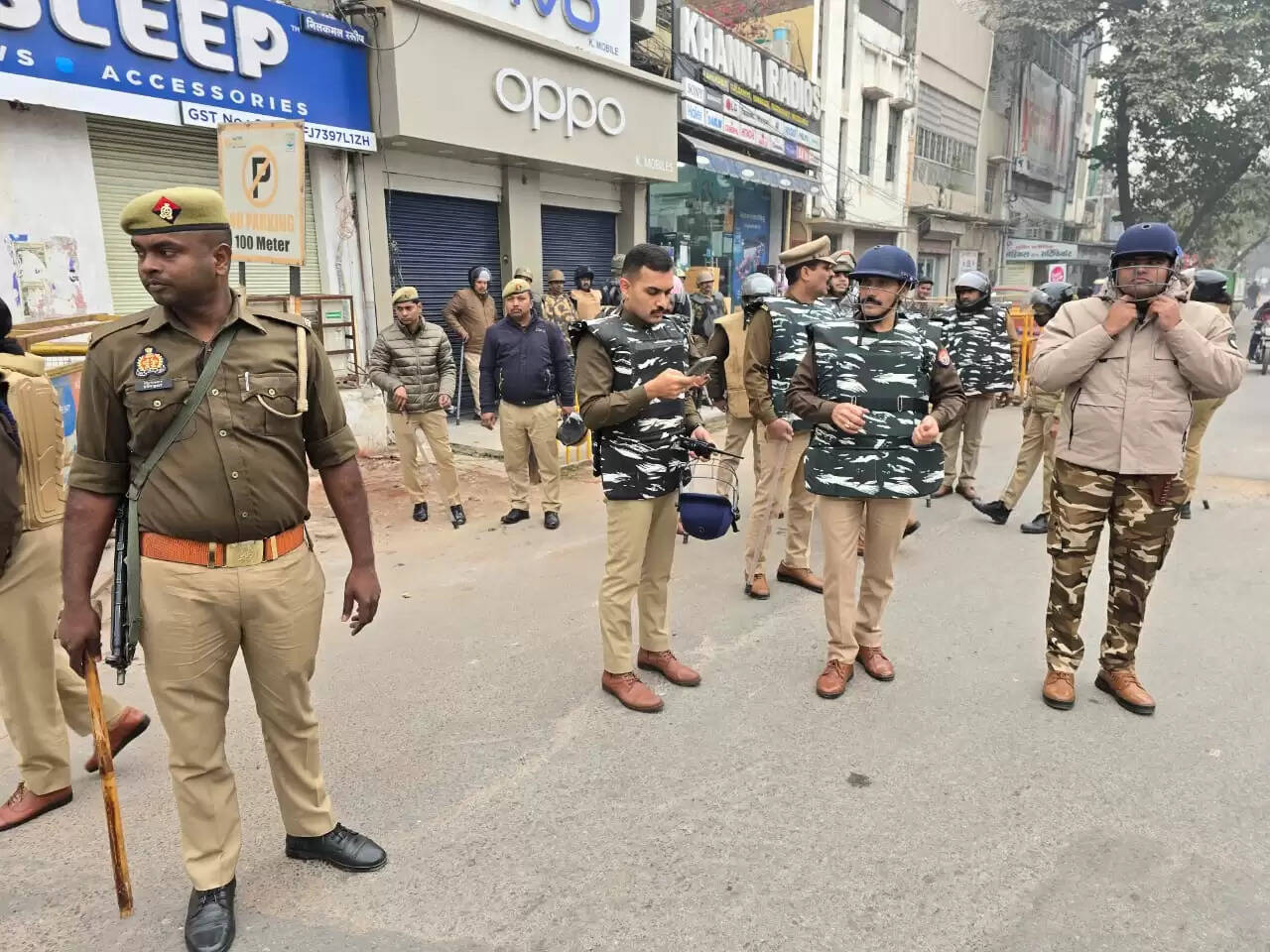 नेशनल हेराल्ड मामले में भाजपा कार्यालय का घेराव करने जा रहे कांग्रेस के नेताओं को पुलिस ने उनके घर में रोका