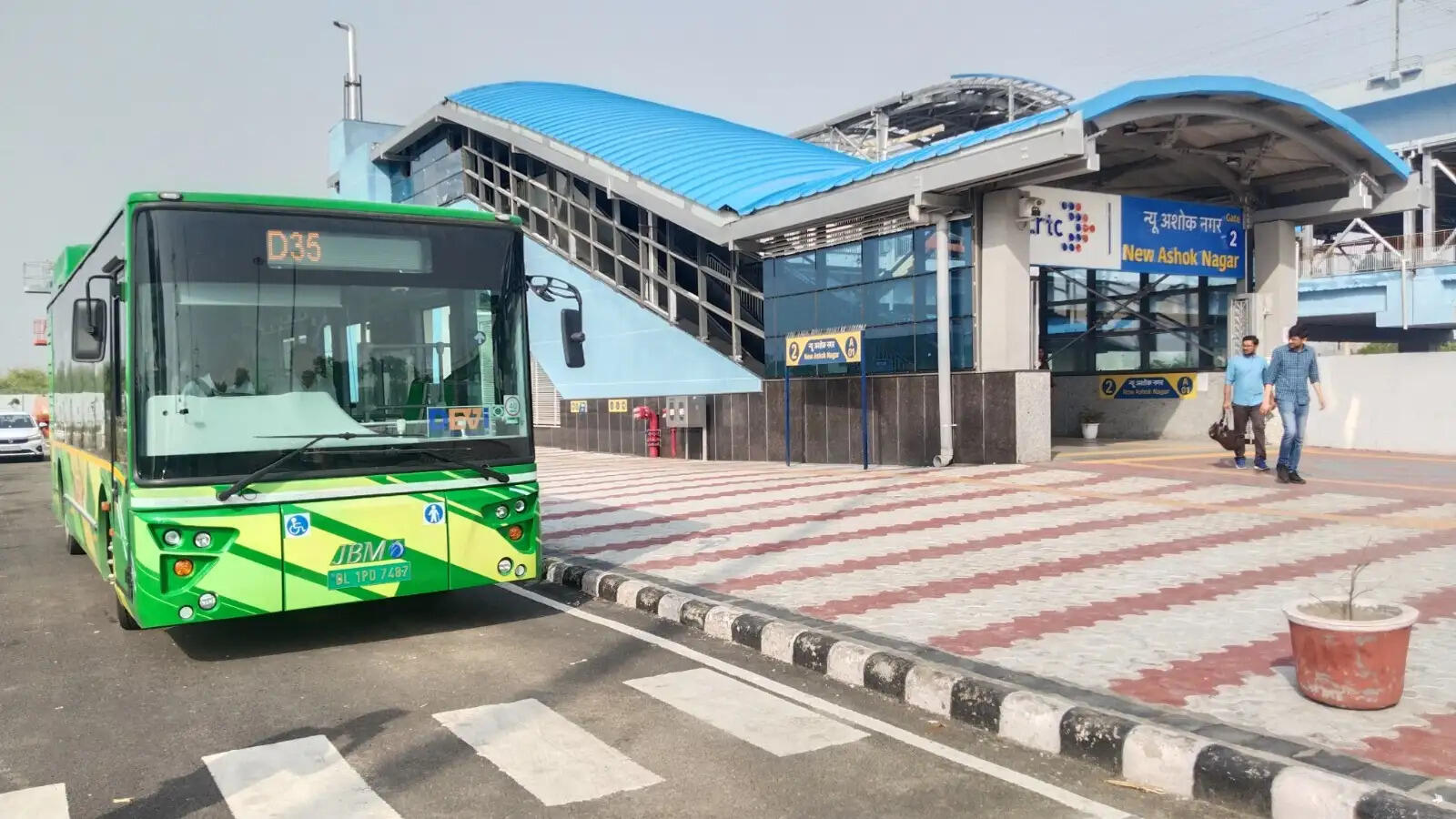 दिल्ली सेक्शन में नमो भारत स्टेशनों पर लास्ट माइल कनेक्टिविटी प्रदान कर रहीं इलेक्ट्रिक एसी बसें