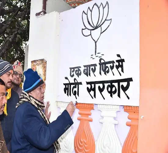 सांसद सत्यदेव पचौरी ने दीवार लेखन के बाद मंदिरों की साफ-सफाई की