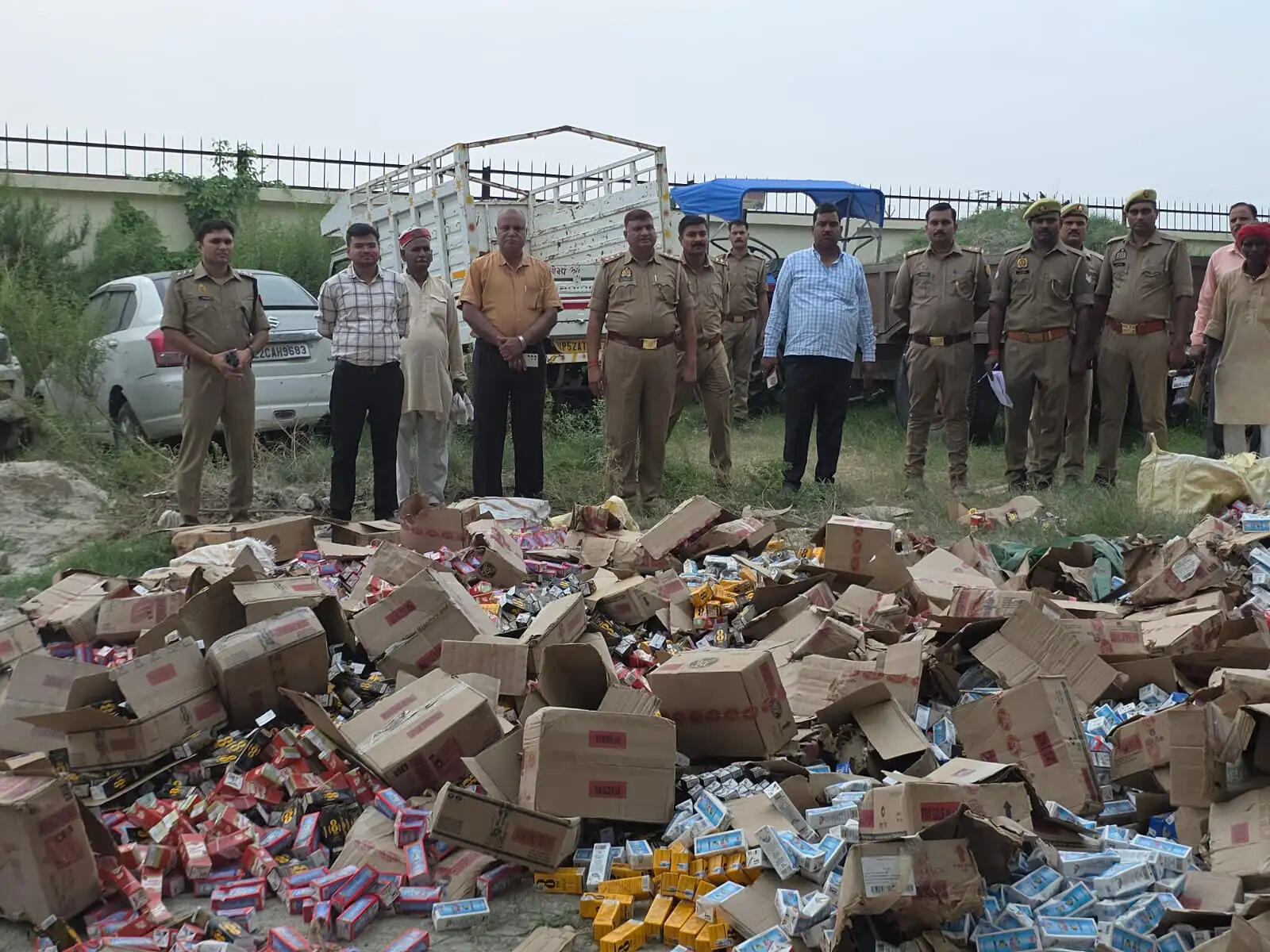 देवरिया : श्रीरामपुर थाने में 49 आबकारी मामलों की करीब 4,783 लीटर शराब नष्ट