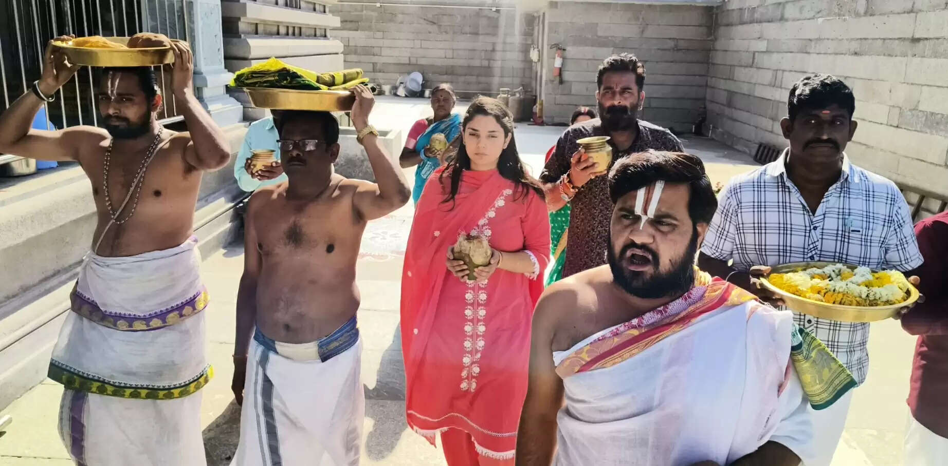 आयुषी पुरी ने जम्मू के तिरुपति बालाजी मंदिर में दर्शन किए, राष्ट्र कल्याण के लिए विशेष अभिषेक में शामिल हुईं