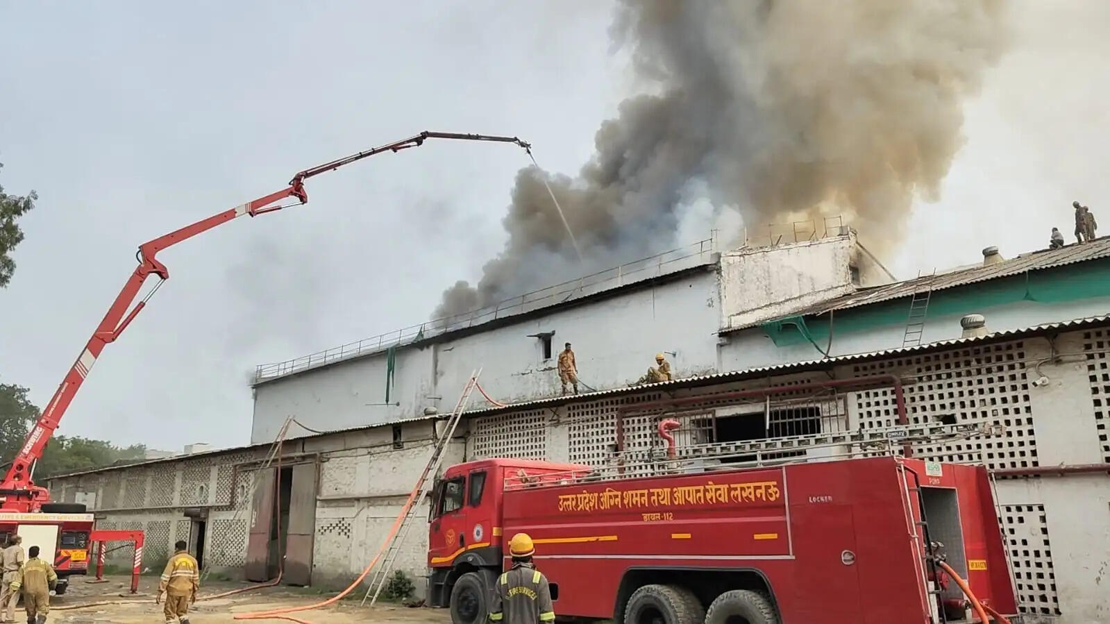 लखनऊ के कोल्ड स्टोरेज में लगी आग, बुझाने का प्रयास जारी