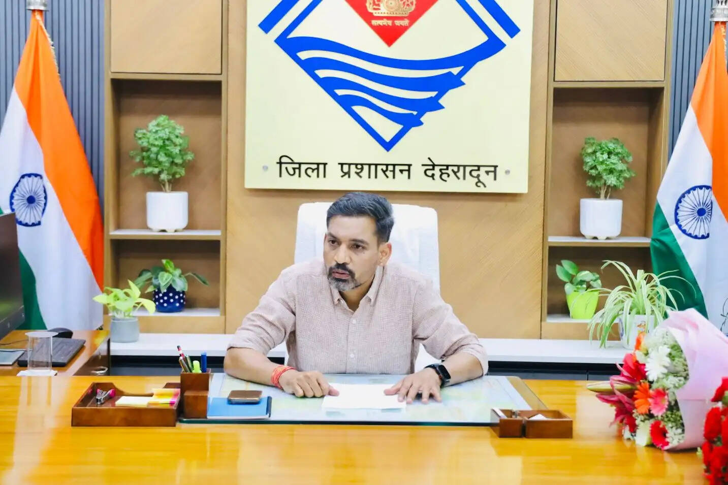 डॉ. आशीष ने संभाली जिलाधिकारी की कमान