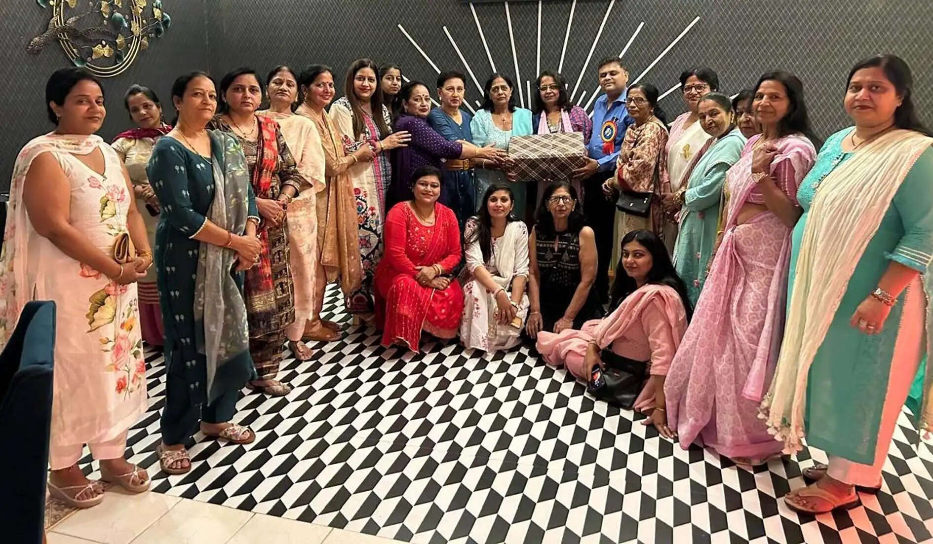 हिसार : प्रेरणा क्लब ने आधुनिकता की दौड़ में पीछे छूटते मूल्यों पर की चर्चा