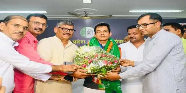 रालोद के&nbsp;नवनियुक्त कार्यकारी प्रदेश अध्यक्ष अनुपम मिश्रा का हुआ भव्य स्वागत एवं अभिनंदन