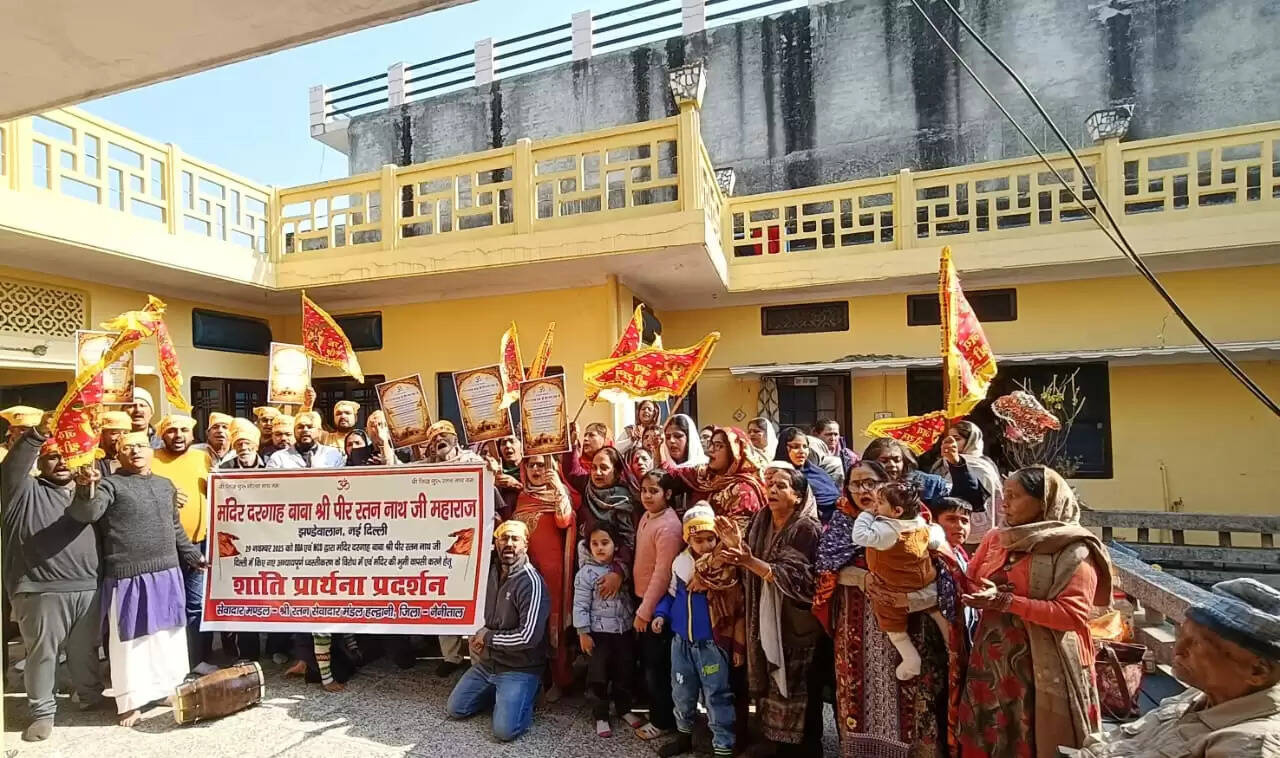 दिल्ली में मंदिर दरगाह पर बुलडोजर कार्यवाही पर शांति प्रार्थना प्रदर्शन