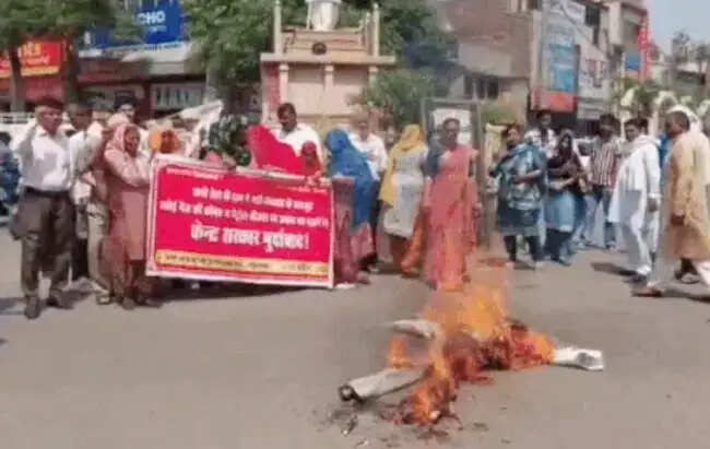 रसोई गैस मूल्य वृद्धि पर गोहाना में केंद्र सरकार के खिलाफ प्रदर्शन