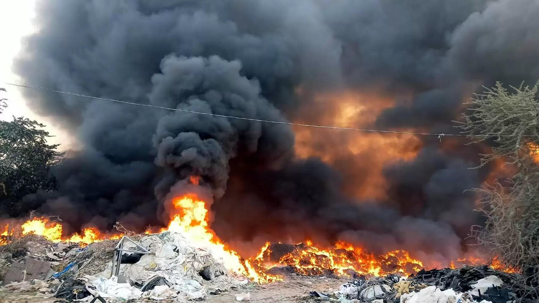 गुरुग्राम: बार गुर्जर क्रशर जोन में प्लास्टिक कबाड़ में लगी भीषण आग