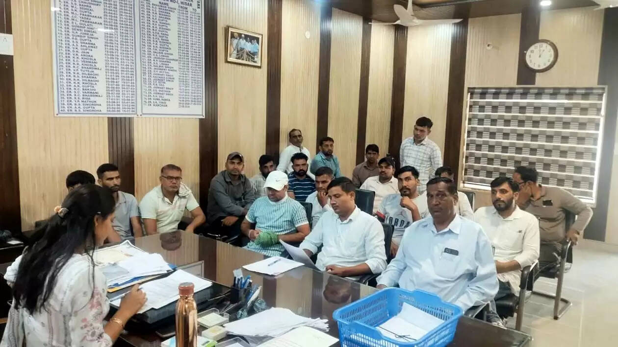 हिसार : कर्मचारियों की मांगों पर कार्यकारी अभियंता से मिला यूनियन प्रतिनिधिमंडल