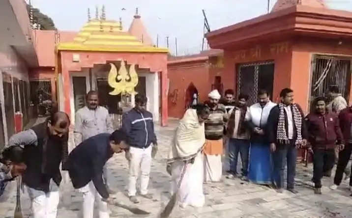 जिले की प्रभारी मंत्री ने मंदिर में सफाई कर दिया स्वच्छता का संदेश