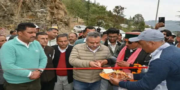 जुब्बल की कोट काईना पंचायत में दो नई सड़कों का लोकार्पण