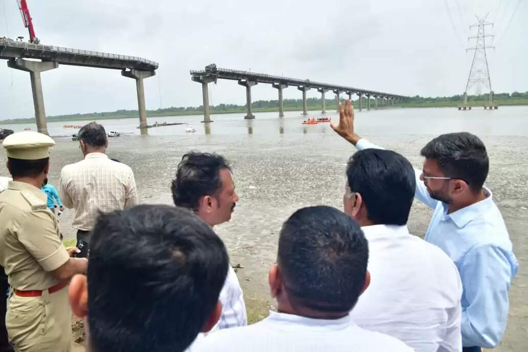 गंभीरा ब्रिज दुर्घटना: मृतकों की संख्या 21 पर पहुंची, स्वास्थ्य मंत्री ने किया घटनास्थल का दौरा