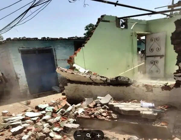 चेतक ब्रिज के पास निगम की कार्रवाई, 14 अवैध झुग्गियां हटाईं