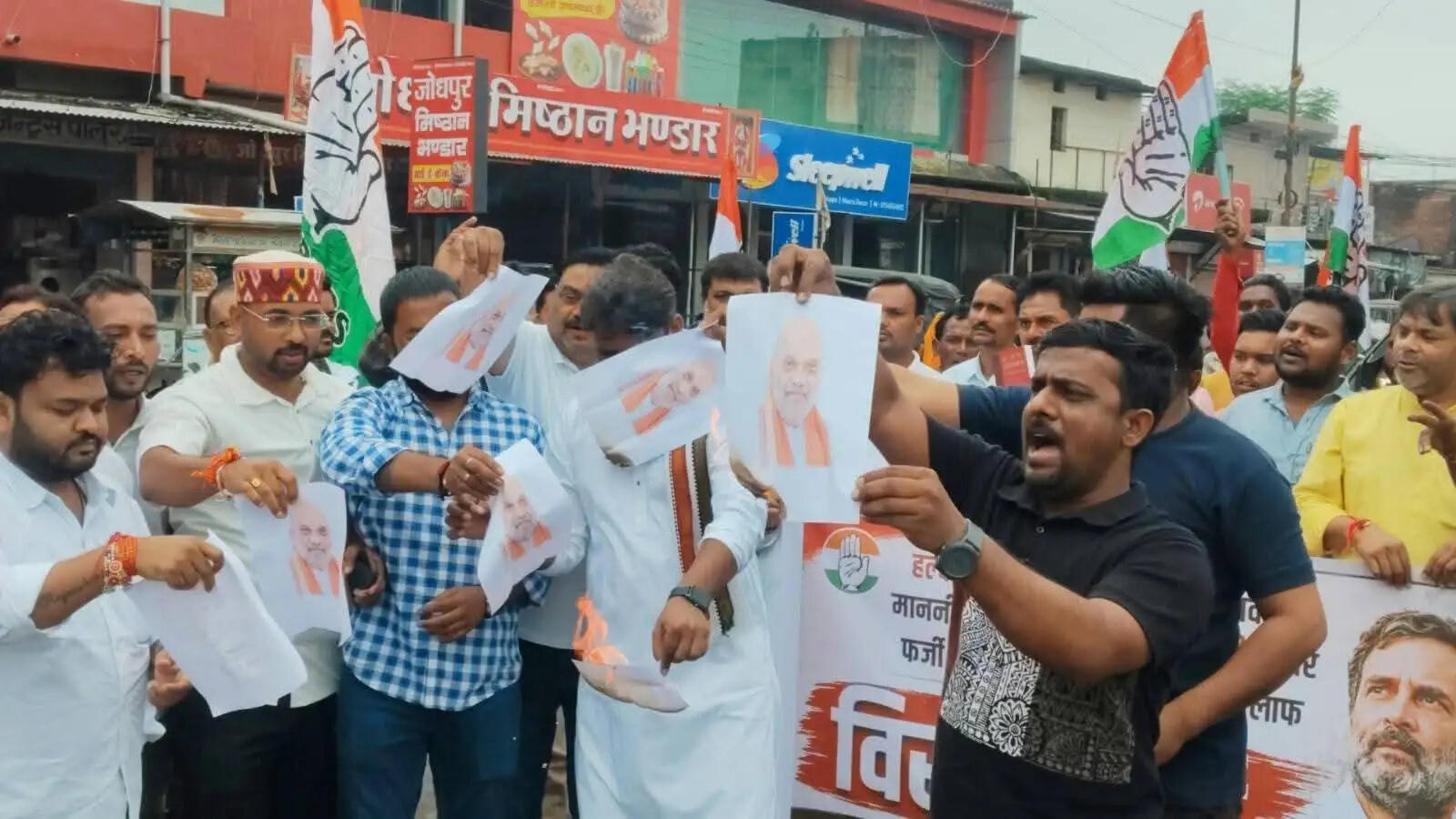 अनूपपुर: राहुल गांधी पर प्रकरण पंजीबद्ध पर भड़के कोंग्रसी, किया विरोध -प्रदर्शन