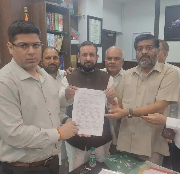 किसानों और पशुपालकों को नुकसान का उचित मुआवजा देने की मांग