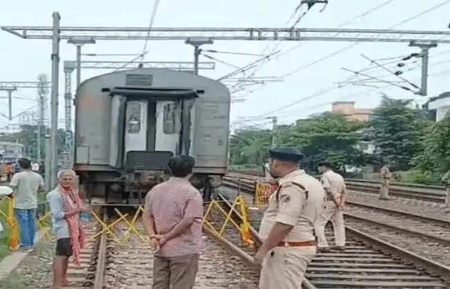 बिहार के आरा में गाड़ी संख्या 15483 महानंदा एक्सप्रेस डिरेल, स्टेशन मास्टर संस्पेंड