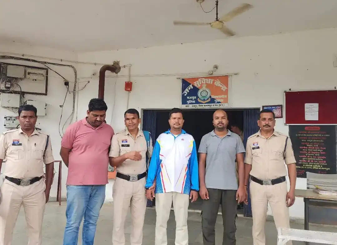 खाद वितरण में फर्जीवाड़े का आरोप, किसानों के नाम पर दर्ज कर दी गई 3217 बोरी खाद