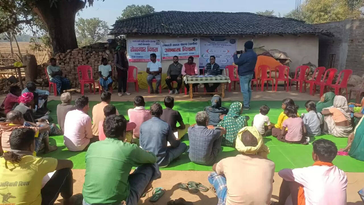 अंबिकापुर: पलका गांव में आवास दिवस का आयोजन, हितग्राहियों को मिली योजनाओं की विस्तृत जानकारी