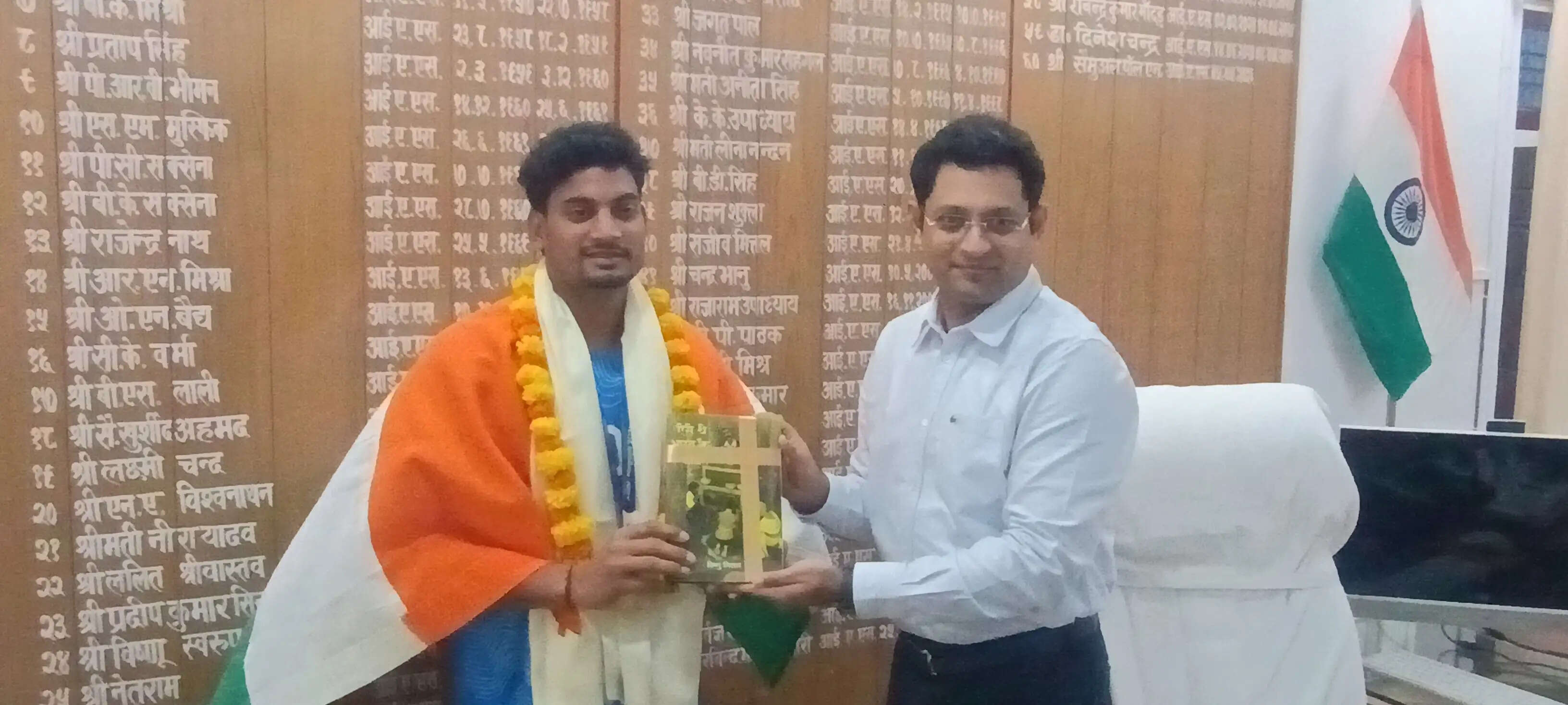 जापान एशियाई खेलों में कांस्य पदक जीतने वाले रोहित यादव का जिलाधिकारी ने किया सम्मान