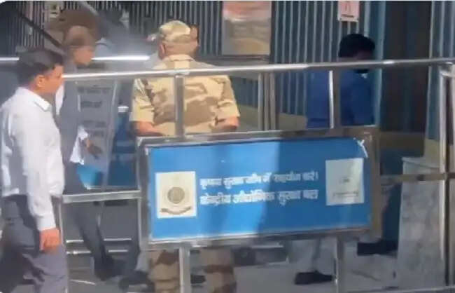 मनी लॉन्ड्रिंग मामले में पूछताछ के लिए ईडी के समक्ष पेश हुए अनिल अंबानी