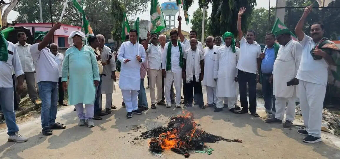 वोट चोरी के खिलाफ राजद का फूटा गुस्सा, मुख्य चुनाव आयुक्त का पुतला फूंका