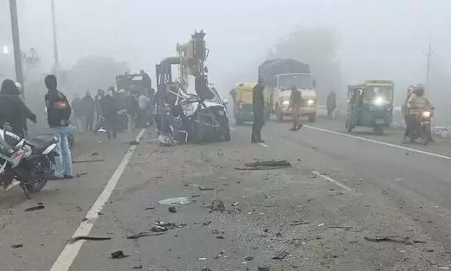 मप्र के ग्वालियर में ट्रक की टक्कर से कार सवार चार लोगों की मौत