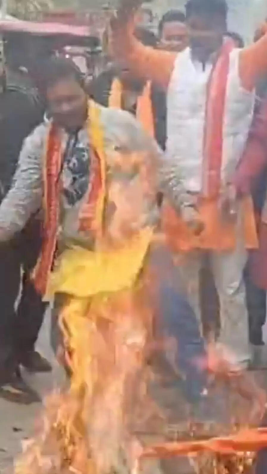 हिंदू उत्पीड़न के खिलाफ विहिप ने बांग्लादेश सरकार का फूंका पुतला