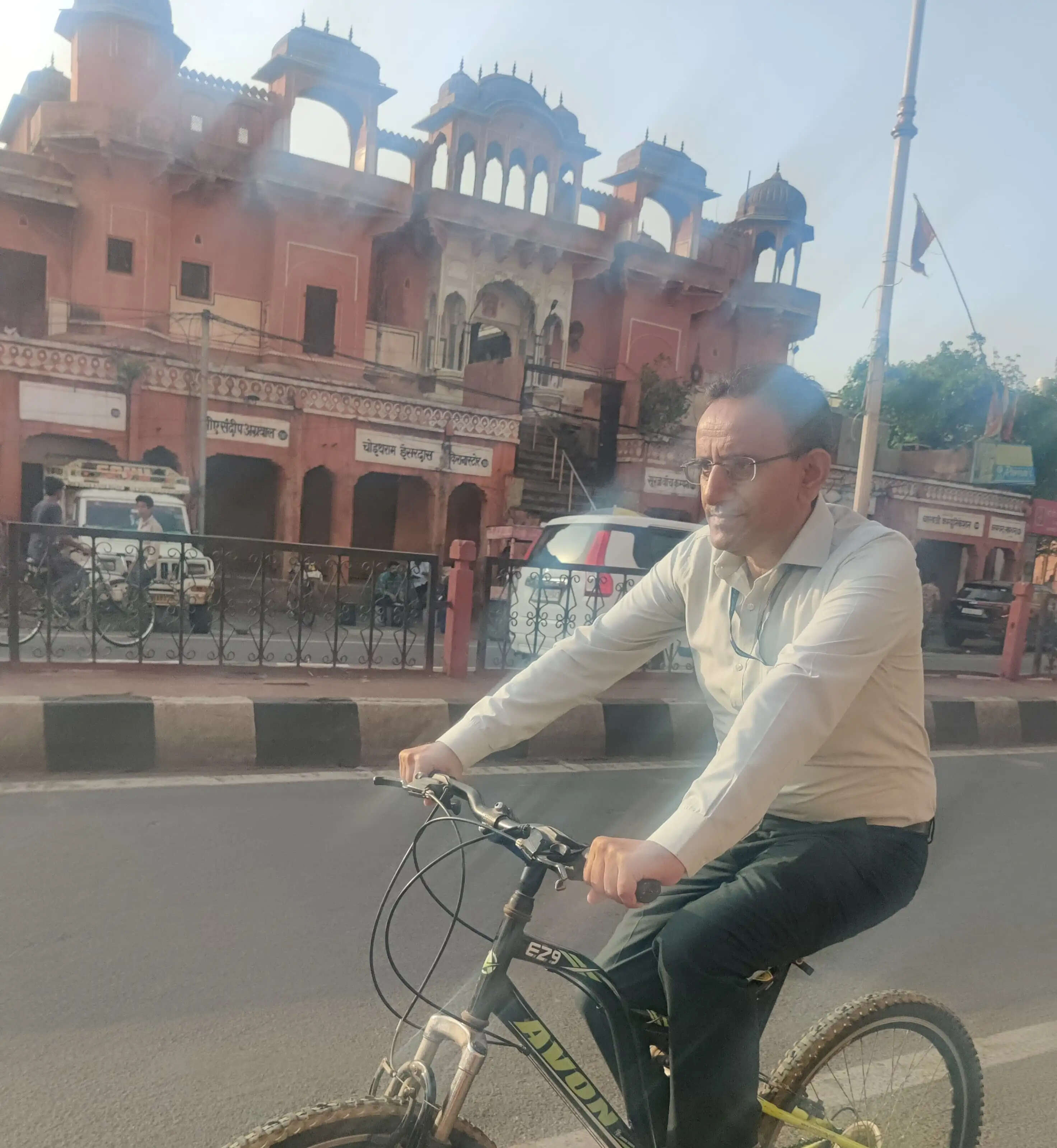 विश्व साइकिल दिवस पर कुलपति ने दिया स्वास्थ्य और पर्यावरण संरक्षण का संदेश