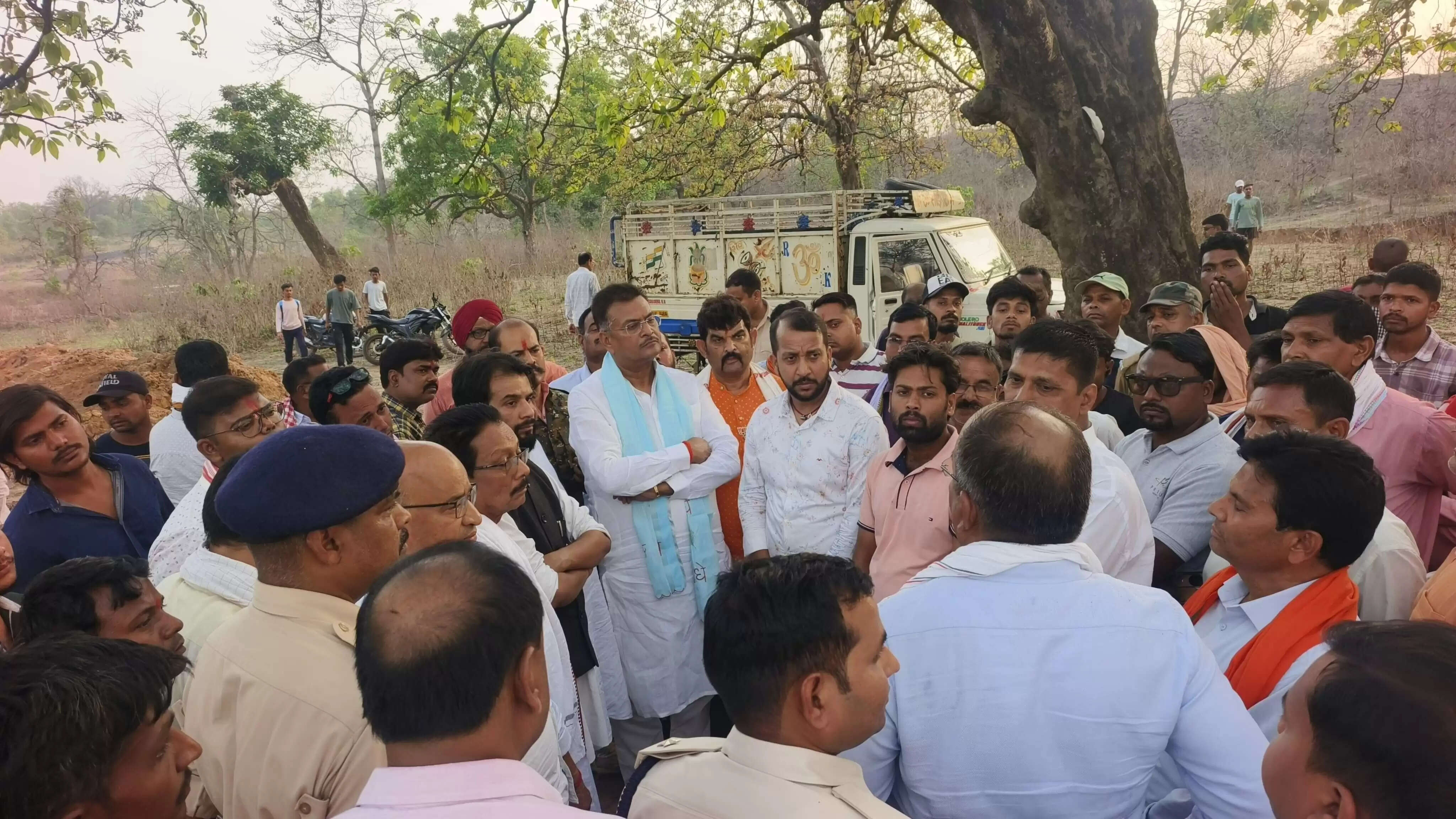 अवैध खदान में लगी आग का निरीक्षण करने पहुंचे सांसद