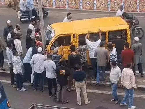 भोपाल के&nbsp;कोहेफिजा फ्लाईओवर पर स्कूल वैन हादसे का शिकार, बिजली के खंभे से टकराई,&nbsp;महिला स्टाफ घायल