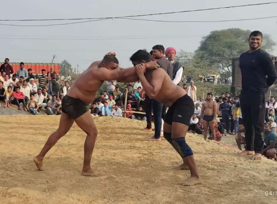 लल्लू पहलवान की स्मृति में विशाल कुश्ती दंगल, भारत केशरी और यूपी केशरी की कुश्ती बराबरी पर छूटी
