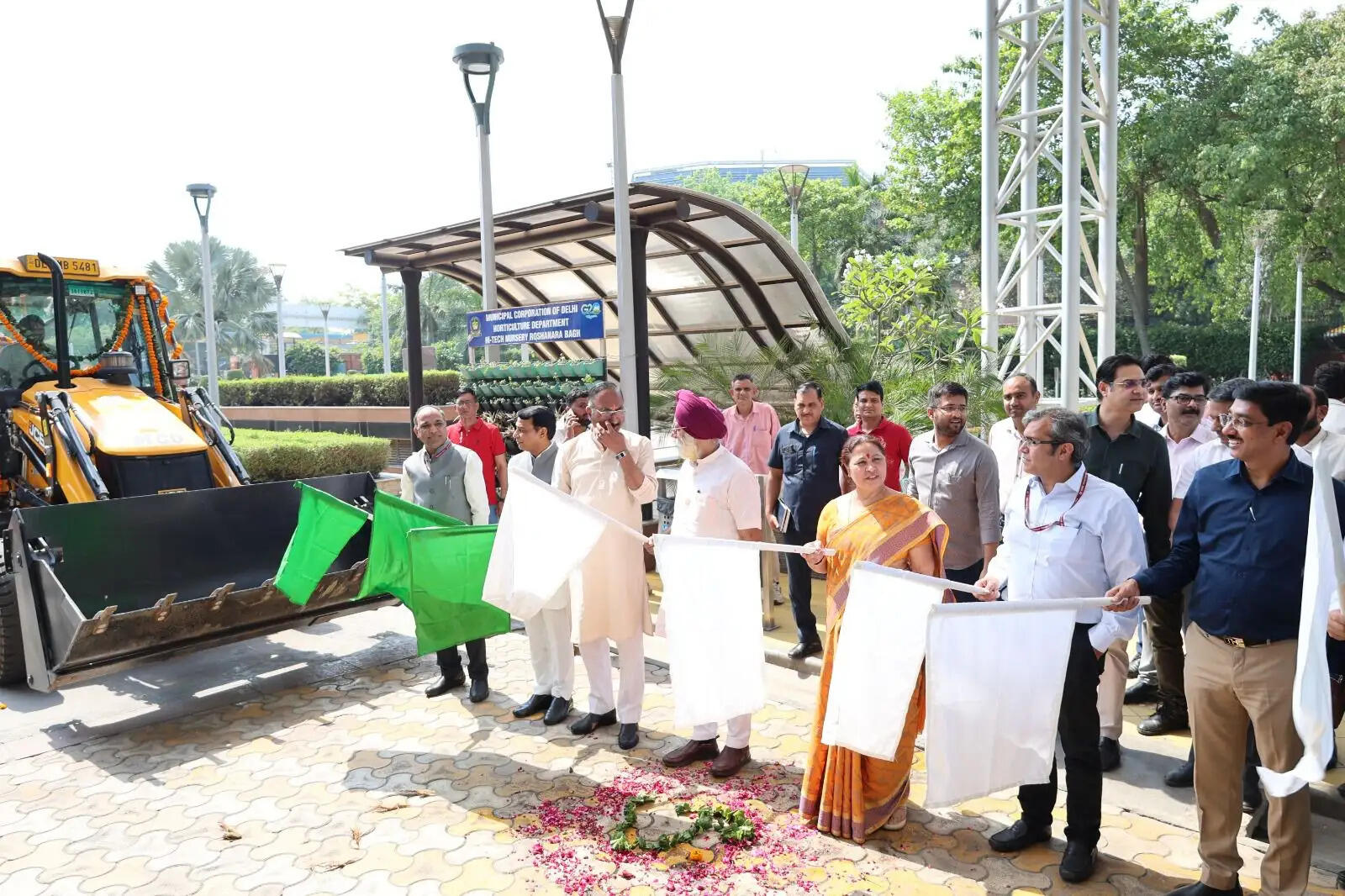 महापौर ने स्वच्छता और बाढ़ प्रबंधन को मजबूत करने के लिए नए वाहनों को दिखाई हरी झंडी