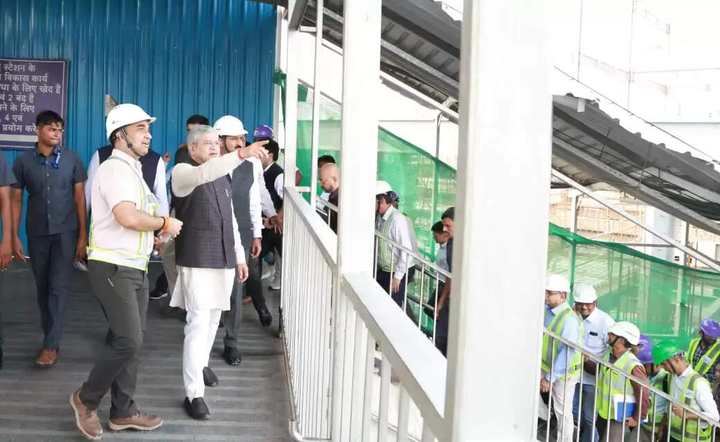 रेलमंत्री वैष्णव ने की अहमदाबाद स्टेशन के पुनर्विकास और हाई स्पीड रेल परियोजना की प्रगति की समीक्षा