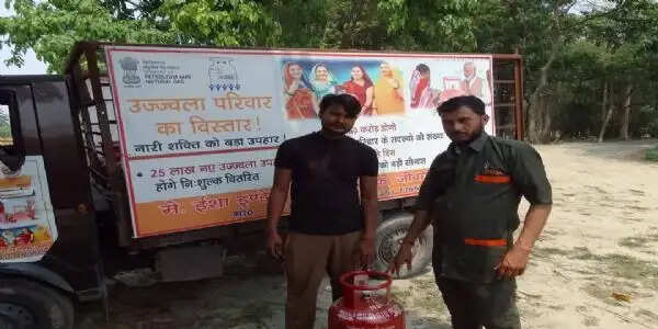 सुपौल में एलपीजी गैस की होम डिलीवरी व्यवस्था से उपभोक्ताओं को बड़ी राहत