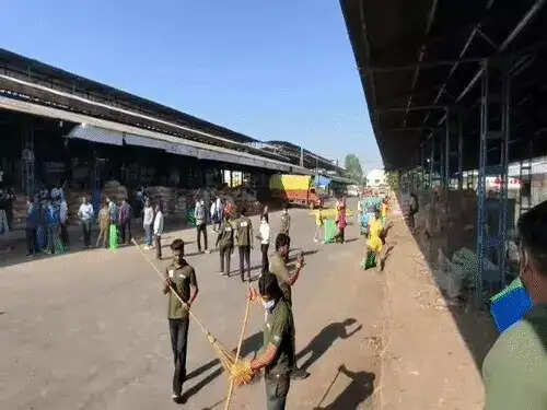 इंदौर की&nbsp;मंडियों में जनप्रतिनिधियों ने लगाई झाड़ू, दिया स्वच्छता का संदेश,&nbsp;चोइथराम सब्जी और फ्रूट मंडी में चला सफाई अभियान