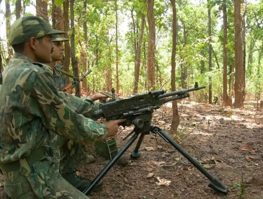 पश्चिमी सिंहभूम में नक्सलियों के बीच मुठभेड़,ऑपरेशन जारी, जवान सतर्क