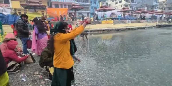 मकर संक्रांति : उत्तरायणी पर नदी तटों पर स्नान के लिए उमड़े श्रद्धालु
